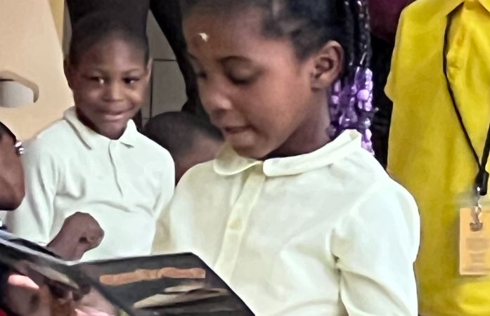  Student reading book