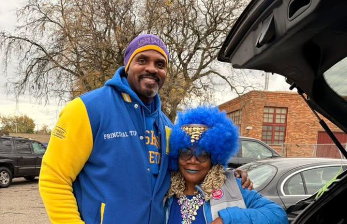  Lady in costume and man