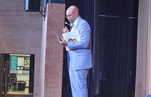Darnell Blackburn speaking to Spain students on the stage