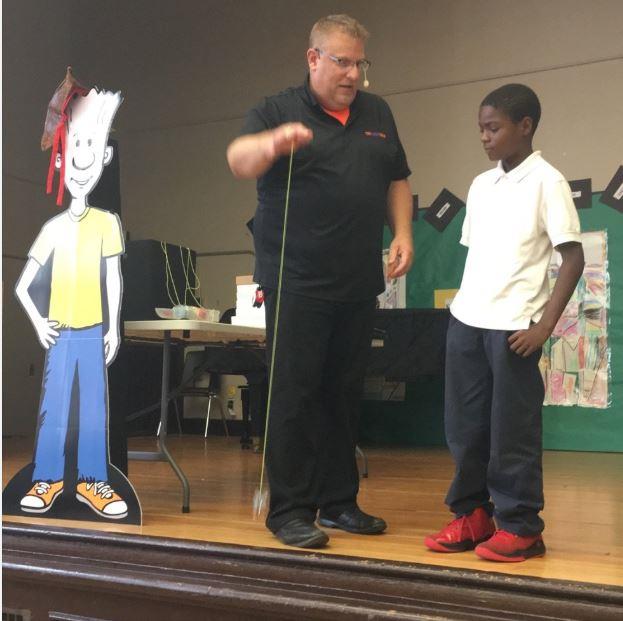Facilitator showing a student a trick on a yo-yo