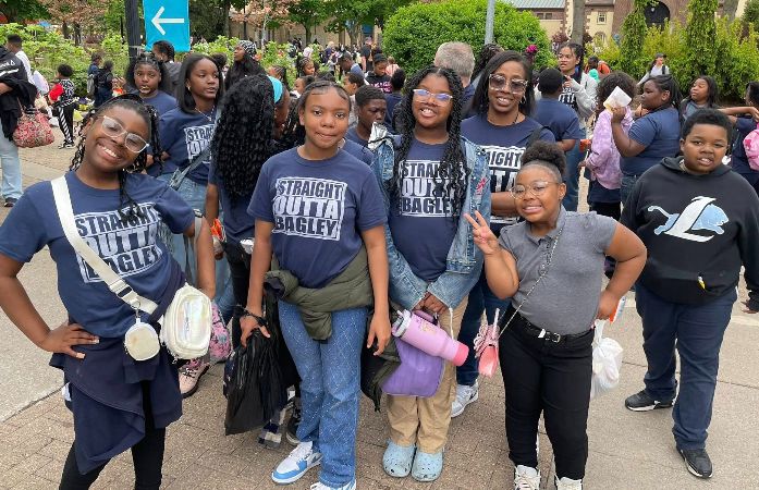  scholars posing for a picture at the Detroit Zoo