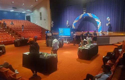 people in auditorium for cooking with que presentation