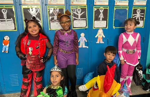  Students waiting for the parade.